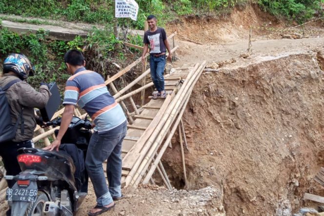
					Takkunjung Diperbaiki, Camat Dibantu Warga Bangun Jembatan Ulim Seadanya