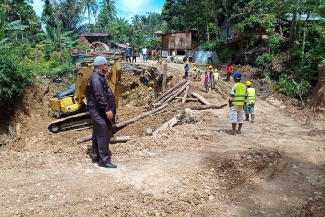 
					Alat Berat Mulai Perbaiki Jalan Amblas di Desa Ulim Kecamatan Sosopan