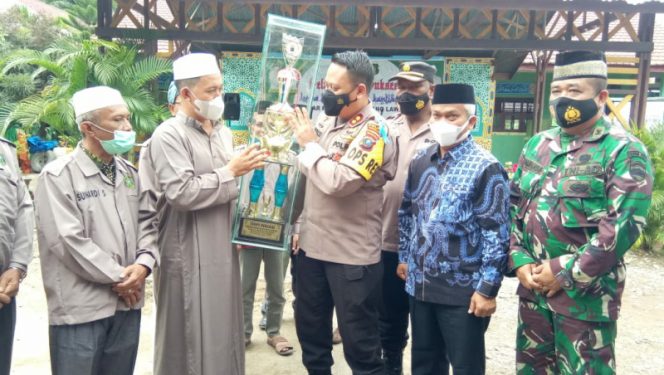 
					Wabup Dan Kapolres Serahkan Piala Bergilir Da’i Cilik PAMK Polres Palas