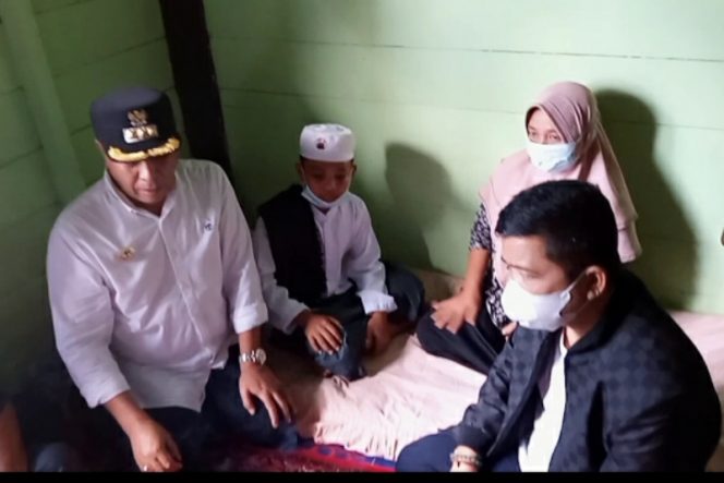 
					Titikkan Air Mata, Bupati Madina Saat Menjenguk Said : Ini Perbuatan Sadis