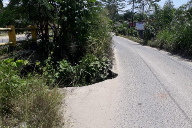 
					Jalan Antar Provinsi Di Padang Lawas Memperihatinkan