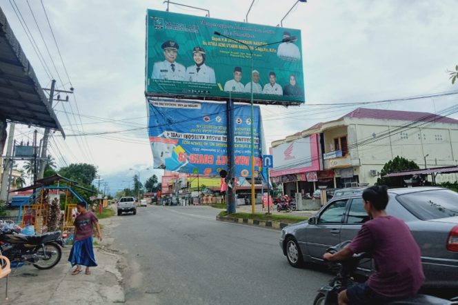 
					Baliho Milik Pemda Rusak Dan Ganggu Pengguna Jalan