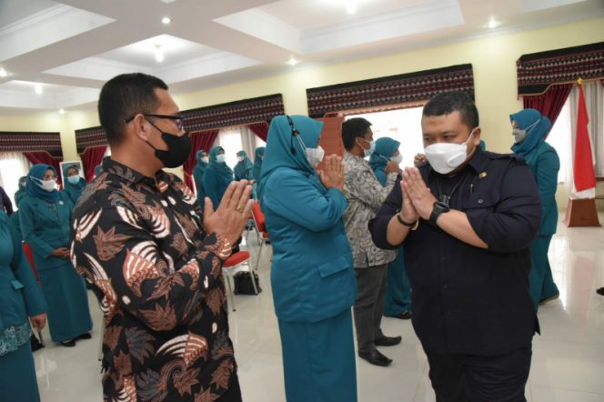 
					Bupati Tapsel Minta PKK Jadi Penerang Masyarakat untuk Mendukung Pemerintah
