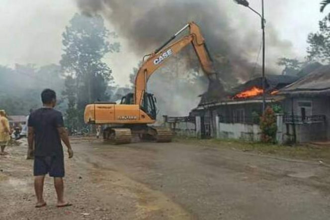 
					Dua Unit Rumah di Ampung Padang Ludes Terbakar