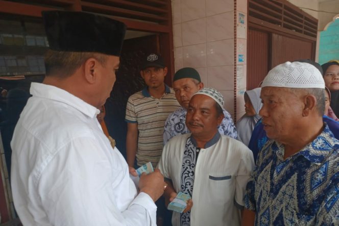 
					Bupati Madina Kembali Serahkan Gaji Sebulan Ke Warga Banjar Gala Gala