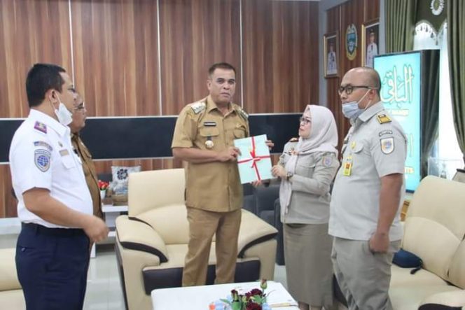 
					Bupati Terima Sertifkat Tanah Pembebasan Lahan Bandara Mandailing Natal