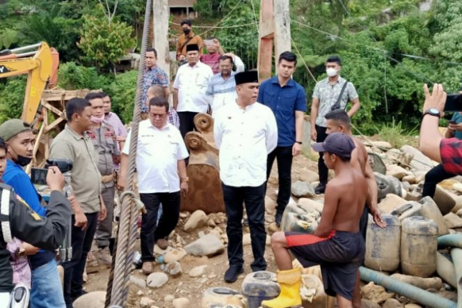 
					Penambang Emas Batang Natal Mulai Rusak Fasilitas Umum