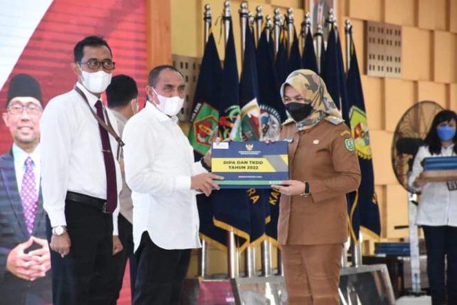 
					Gubernur Sumut Menyerahkan DIPA dan TKDD tahun 2022 Kepada Wabub Madina