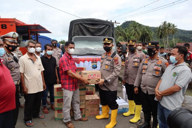 
					Pasca Banjir, Tokoh Masyarakat kelurahan Raniate Terima Paket Sembako