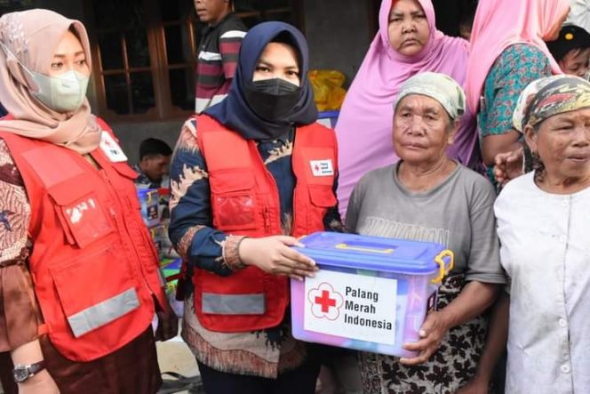 
					Palang Merah Indonesia Bantu Korban Banjir Desa Muara Batang Angkola
