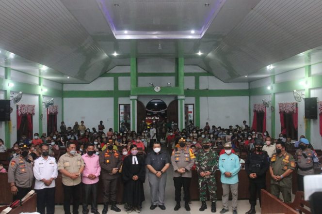 
					Bupati Tapsel Bersama Kapolres dan Kajari Tinjau Pelaksanaan Ibadah Natal 2021