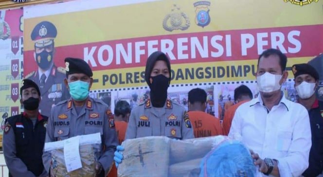 
					Kapolres Padangsidimpuan Pimpin KonPers Ungkap Jaringan Narkoba Antar Provinsi, BB 12 Ball Ganja