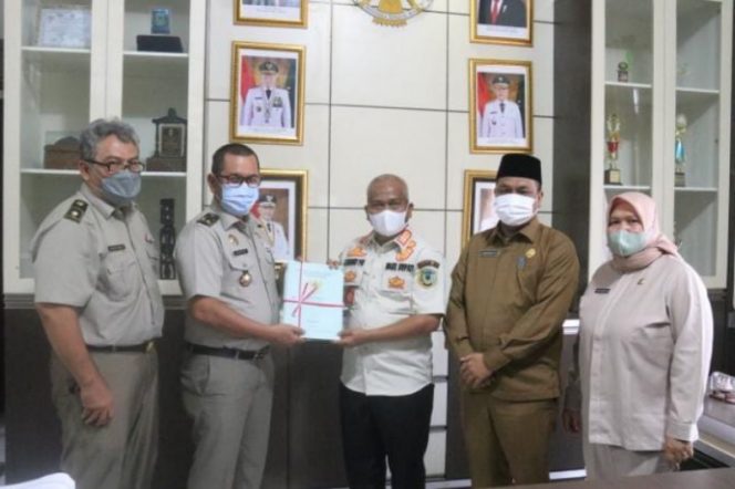 
					Plt Bupati Palas Terima 33 Sertifikat Aset Daerah Dari BPN