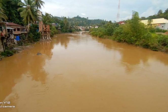 
					Keterangan Photo : Kondisi sungai batang natal di wilayah Kecamatan Lingga Bayu terlihat keruh dan berlumpur akibat aktifitas tambang emas ilegal menggunakan akat berat di DAS batang Natal