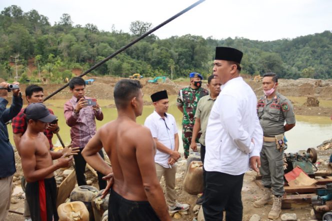 
					Bupati Madina : Kalau Aktifitas Tambang Emas Ilegas di DAS Batang Natal Tak Berhenti, Polisi Akan Bertindak Tegas