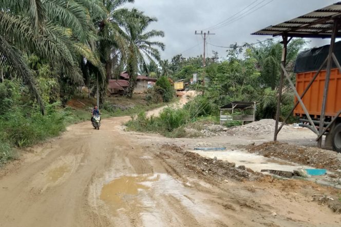 
					Masyarakat 4 Desa Bermohon, Lanjutan Pengaspalan Sinunukan I Menuju Bukit Mas