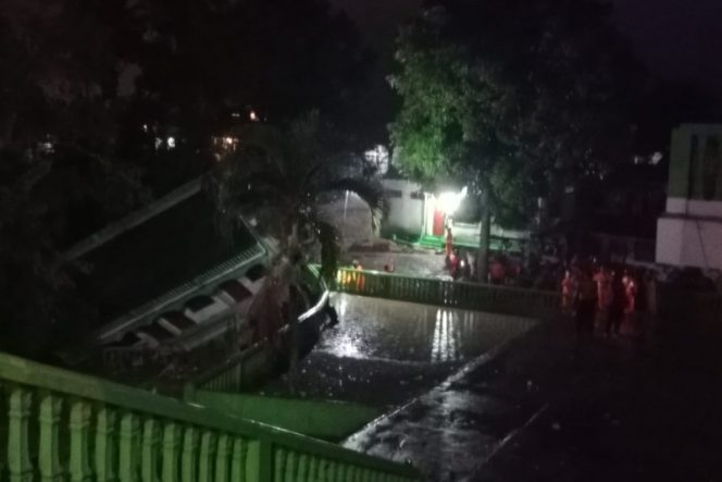 
					Rumah Kos Kosan Di Padangsidimpuan Roboh Terbawa Arus Banjir