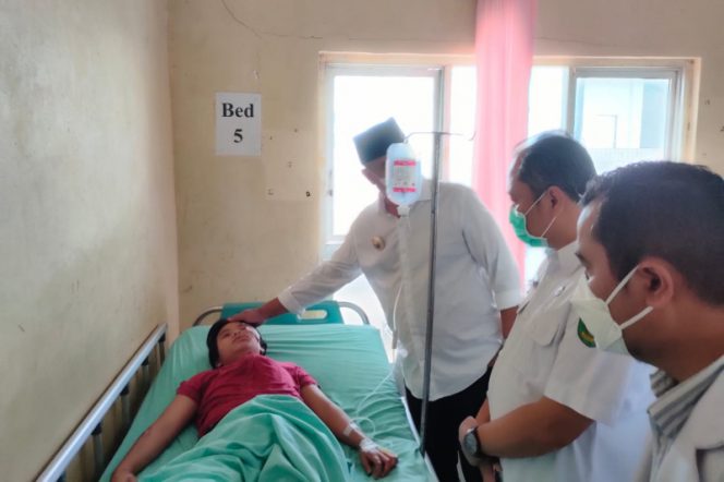 
					Bupati Kunjungi Korban Begal Yang Dirawat di RSU Panyabungan