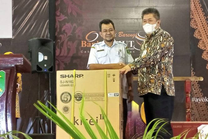 
					Hore..Camat Panyabungan Timur Dapat Lemari Es