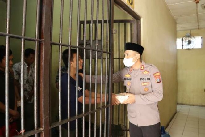 
					Syukuran Milad Ketua Bhayangkari Cabang Madina, Kapolres Bagikan Nasi Kota Kepada Tahanan