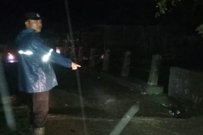 
					Digerus Air Sungai, Jembatan Lobung di Lingga Bayu Amblas