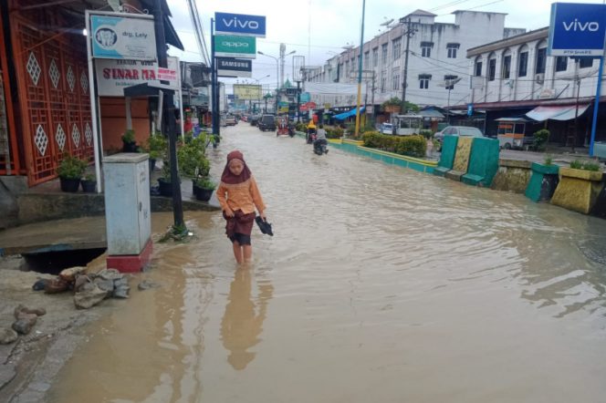 
					Hujan Deras dan Buruknya Drainase Membuat Jalan di Pasar Lama Tergenang Air