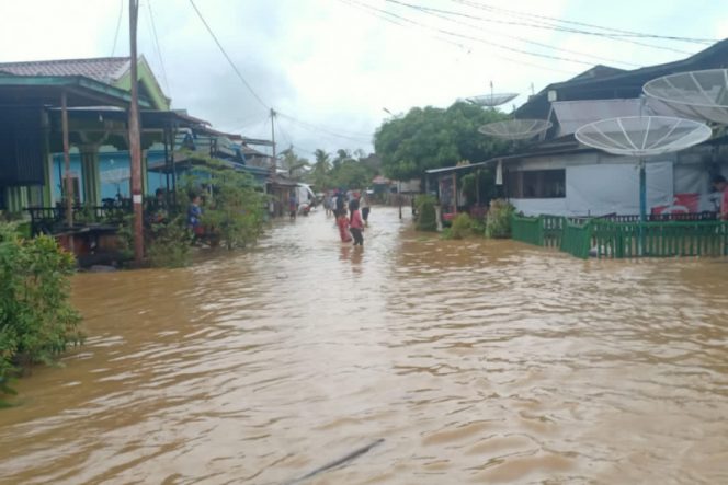 
					Sore Ini, Banjir Kiriman Mulai Genangi Pemukiman Warga di Desa Setia Karya Natal