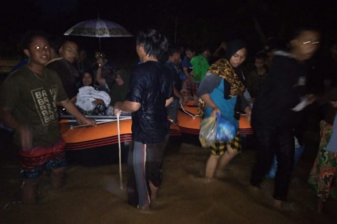 
					Sungai Batang Bangko Meluap, 75 KK Mengungsi di Posko Sinunukan 4