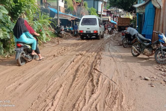 
					Banjir di Simpang Gambir Sisakan Lumpur