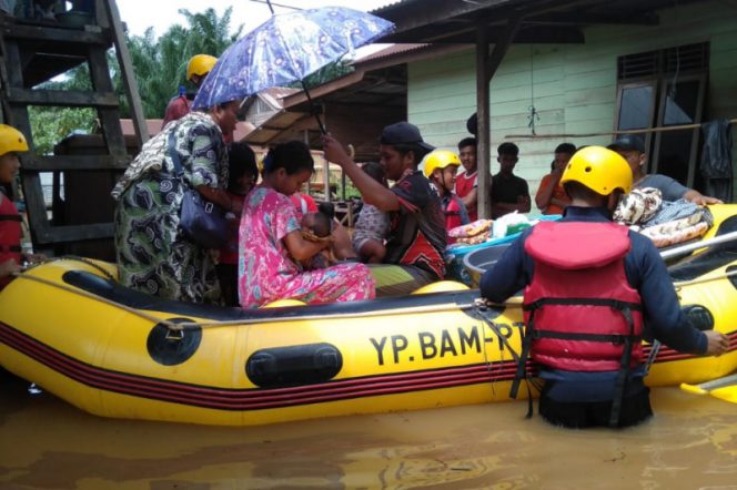 
					PT.RMM Evakuasi Warga Korban Banjir Sikara Kara IV Natal