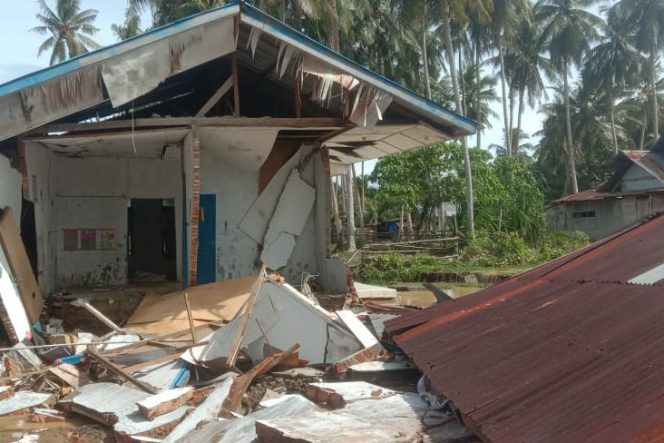 
					Diterjang Banjir, 2 Rumah, Kantor Desa dan Polindes Pasar V Natal Roboh