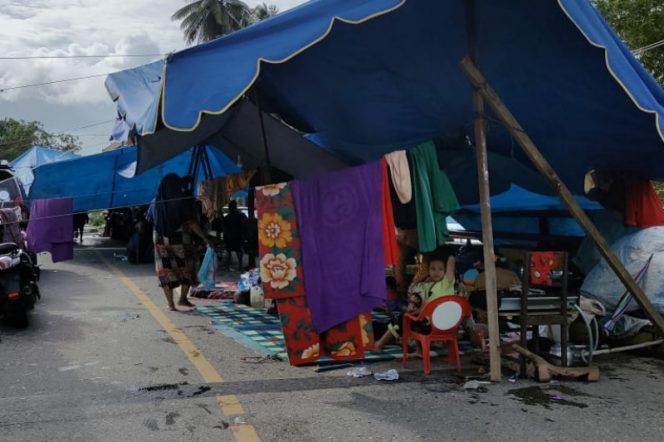
					Para Pengungsi Banjir Desa Patiluban Hilir Memilih Dirikan Tenda Dijalan Raya