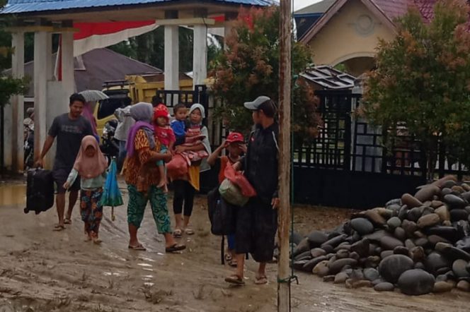 
					Banjir di Mandailng Natal Mulai Surut, Warga Mulai Kembali ke Rumah