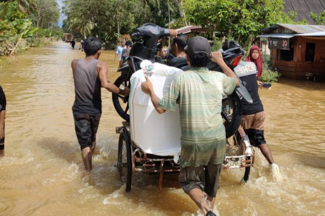 
					Banjir Bawa Berkah, Jasa Becak Gerobak Di Patiluban Hilir Jadi Incaran Pengguna Sepeda Motor