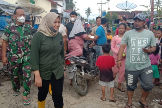 
					Wabup Madina Sambangi Warga Desa Setia Karya Natal yang Terdampak Banjir