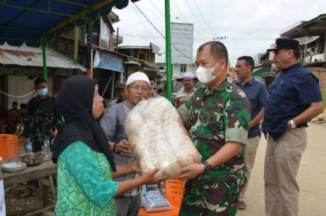 
					Dandim 0212/Tapsel Salurkan Bantuan Dilokasi Banjir Kab. Madina