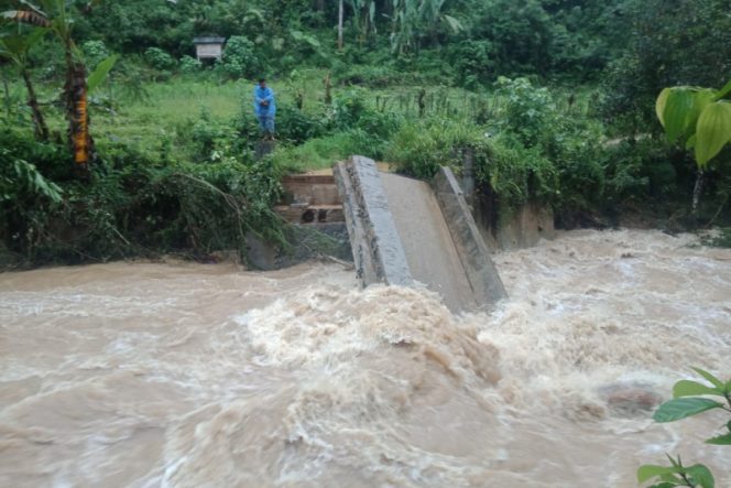 
					Jembatan Putus, Dua Desa di Batang Natal Terisolir