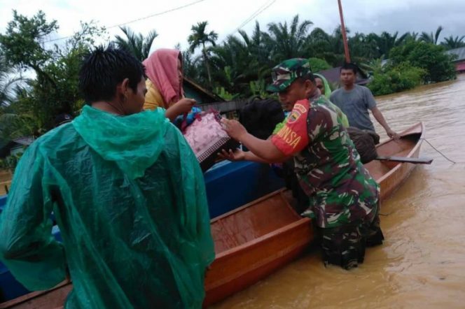 
					Personil Kodim 0212/Tapsel Bantu Evakuasi Warga Yang Terjebak Banjir
