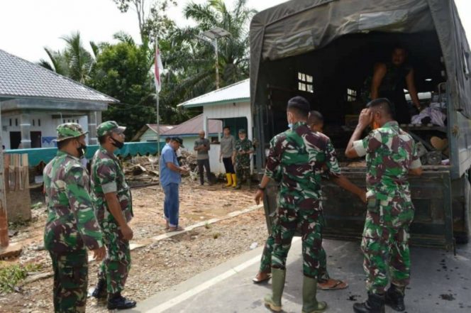 
					Dandim 0212/Tapsel Kerahkan Personil Bersihkan Sarana Umum Dan Rumah Warga