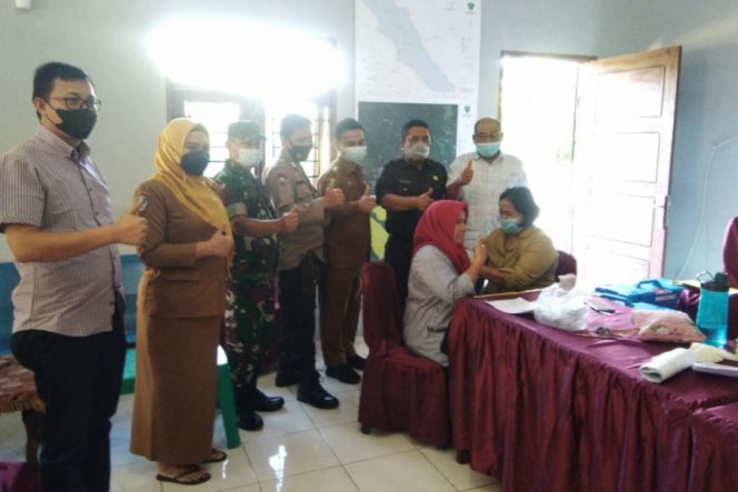 
					Camat Angkola Timur Ajak Warga Untuk Vaksin Cara Jemput Langsung