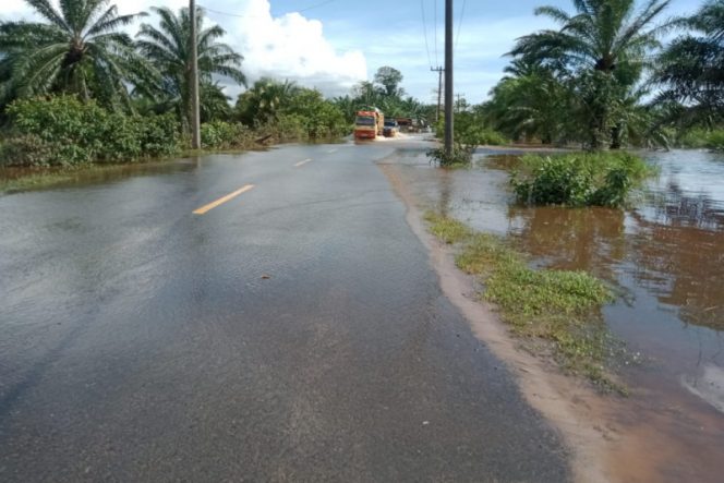 
					Paca Banjir, Jalan Lintas Pantai Barat di Singkuang Hari Ini Sudah Terlewati
