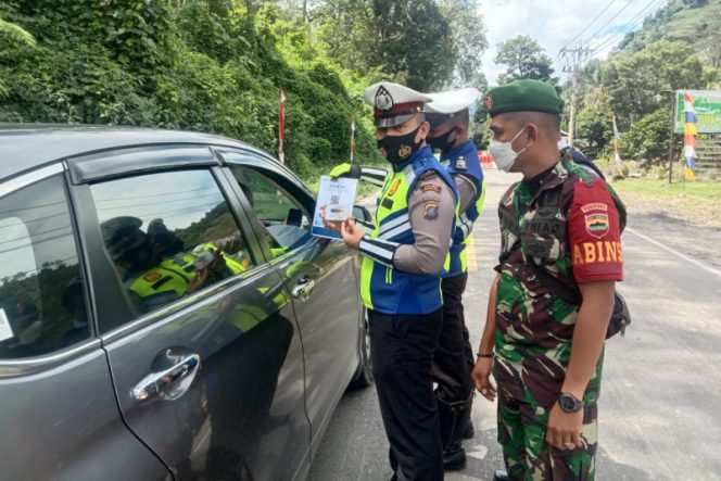 
					Operasi Nataru, Petugas Gabungan Periksa Kartu Vaksin dan Scan QR Bagi Pengguna Jalan Yang Masuk Madina