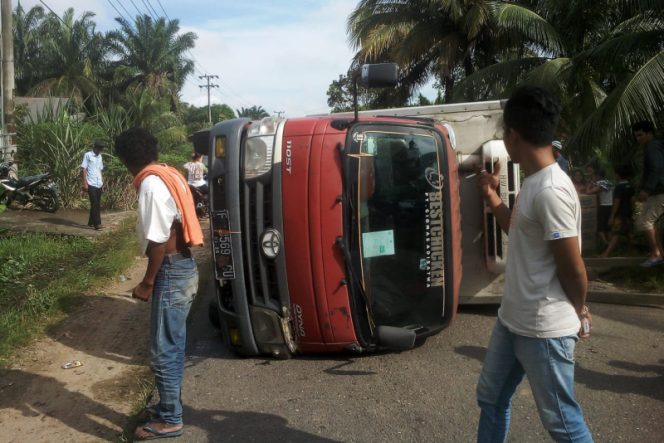 
					Mobil Truk Box Bermuatan Terbalik di Jalan Lintas Gunung Tua – Sibuhuan