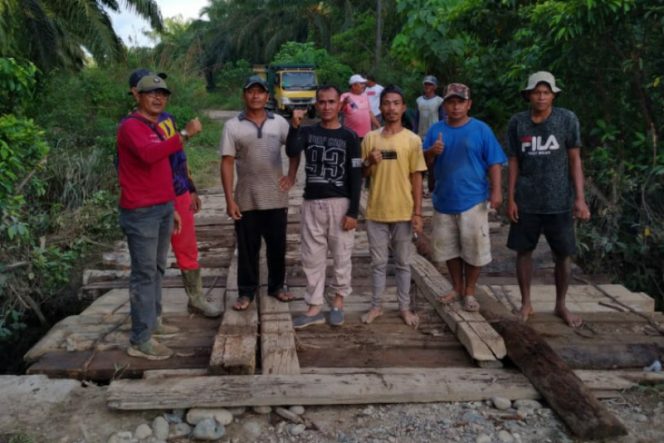 
					Camat Batahan Pimpin Perbaikan Dua Jembatan Rusak, Akses Batahan – Sinunukan