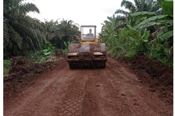 
					Artha Graha Peduli Unit PT RMM, Perbaiki Jalan Poros Sikara-Kara IV – Bintuas