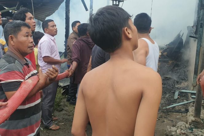 
					Ditengarai Karena Arus Pendek, Dua Rumah di Desa Ht. Pardomuan Ludes Terbakar