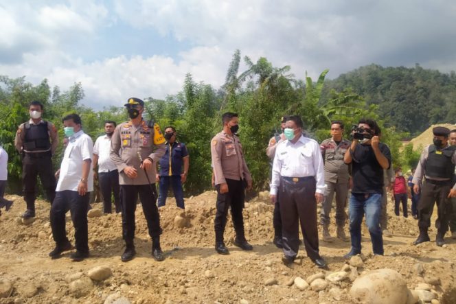 
					Kapolres Madina AKBP.H.M.Reza Chairul A.S saat turun ke lokasi tambang di DAS batang natal