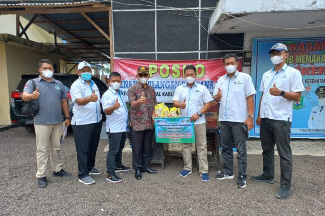 
					Manajemen PTPN-IV Serahkan Bantuan Sembako ke Posko Banjir di Kantor Camat Natal