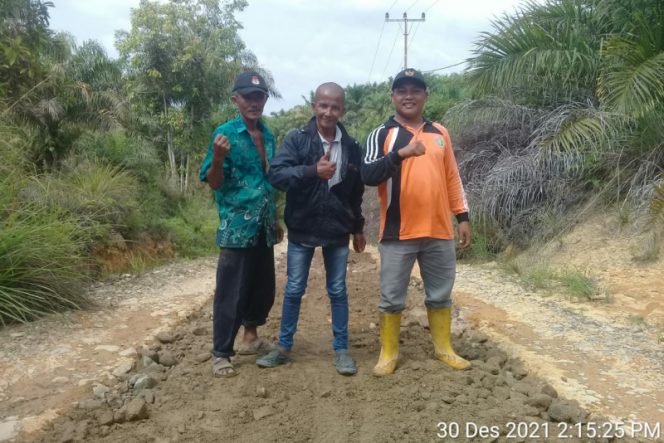 
					Kepala Desa Batahan 4 Bersama Petani Sawit Perbaiki Jalan Kabupaten Sepanjang 2 Km