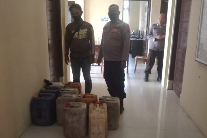 
					Bawa Satu Keranjang Minuman Tuak, Polisi Amankan Warga Trans Sosa